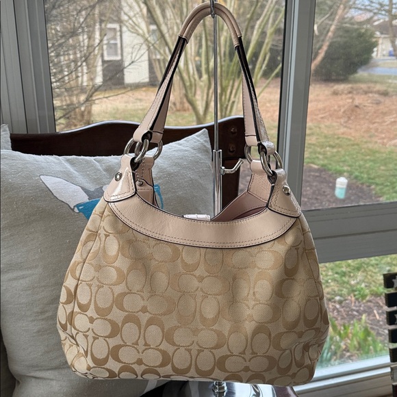 Coach Lynn hobo, beige signature canvas w/blush pink patent leather trim. EUC. - Picture 3 of 11